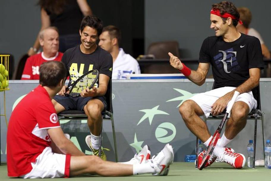 Federer e la riserva Yann Marti conj il capitano Luethi al Palaexpo di Ginevra. Epa